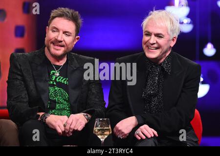 L'EDITORIALE UTILIZZA SOLO Simon le Bon (a sinistra) e Nick Rhodes dei Duran Duran durante le riprese del Graham Norton Show al BBC Studioworks 6 Television Centre, Wood Lane, Londra, per essere trasmesso su BBC One il venerdì sera. Data immagine: Giovedì 26 ottobre 2023. Credito fotografico: Matt Crossick/PA Wire Foto Stock