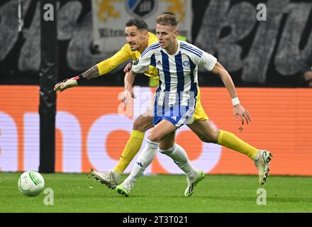 26 ottobre 2023, Assia, Francoforte sul meno: Calcio: UEFA Europa Conference League, Eintracht Frankfurt - HJK Helsinki, fase a gironi, gruppo G, Matchday 3, presso Deutsche Bank Park. Il portiere di Francoforte Jens Grahl (l) deve intervenire contro il Bojan Radulovic di Helsinki. Foto: Arne Dedert/dpa Foto Stock