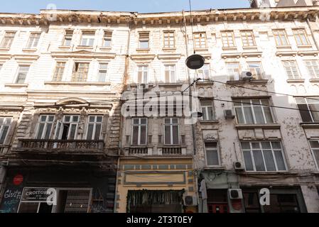 Bucarest, Romania. 29 settembre 2023. L'architettura sbiadita della storica città vecchia di Bucarest, Romania. (Foto di John Wreford/SOPA Images/Sipa USA) credito: SIPA USA/Alamy Live News Foto Stock