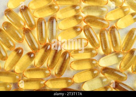 Capsule di olio di fegato di merluzzo su sfondo chiaro primo piano Foto Stock