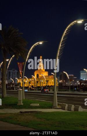Doha, Qatar: 15 settembre 2023: Il Centro Islamico Abdullah Bin Zaid, un centro di studi islamici e una moschea nella parte vecchia di Doha in Qatar di notte. Foto Stock