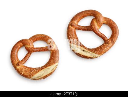 Due pretzel morbidi con semi di sesamo isolati su sfondo bianco, vista dall'alto Foto Stock