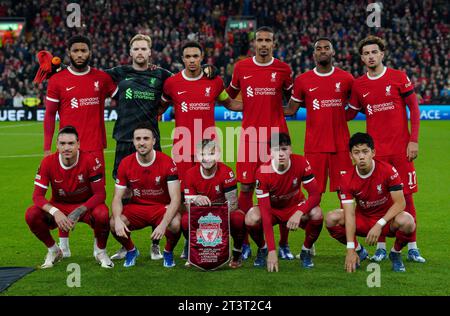 I giocatori del Liverpool si schierano, fila posteriore, da sinistra a destra, Joe Gomez, Caoimhin Kelleher, trent Alexander-Arnold, Joel Matip, Ryan Gravenberch e Curtis Jones. Prima fila, da sinistra a destra, Darwin Nunez, Diogo Jota, Harvey Elliott, Luke Chambers e Wataru Endo prima della partita del gruppo e di UEFA Europa League ad Anfield, Liverpool. Data immagine: Giovedì 26 ottobre 2023. Foto Stock