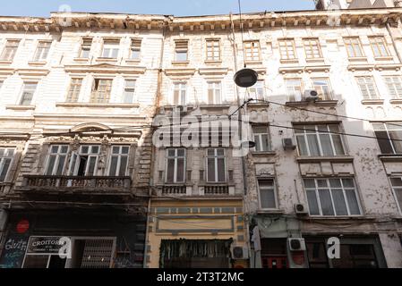 Bucarest, Romania. 29 settembre 2023. L'architettura sbiadita della storica città vecchia di Bucarest, Romania. (Immagine di credito: © John Wreford/SOPA Images via ZUMA Press Wire) SOLO USO EDITORIALE! Non per USO commerciale! Foto Stock