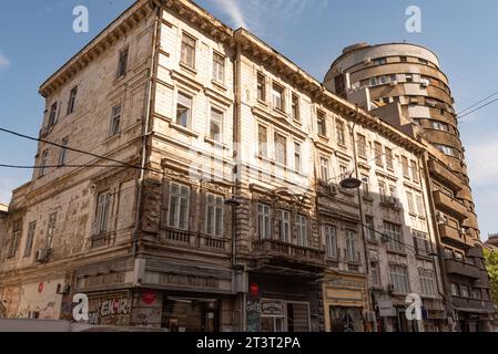 Bucarest, Romania. 29 settembre 2023. Stili misti di architettura sbiadita della storica città vecchia di Bucarest, Romania. (Immagine di credito: © John Wreford/SOPA Images via ZUMA Press Wire) SOLO USO EDITORIALE! Non per USO commerciale! Foto Stock