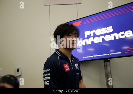 Città del Messico, città del Messico, Messico. 27 ottobre 2023. Yuki Tsunoda (pilota AlphaTauri) arriva alla prima conferenza stampa in vista del Gran Premio del Messico 2023. (Immagine di credito: © Luis e Salgado/ZUMA Press Wire) SOLO USO EDITORIALE! Non per USO commerciale! Foto Stock