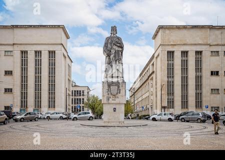 Statua del re portoghese Denis (Dom Dinis) presso l'Università di Coimbra, Portogallo, il 13 ottobre 2023 Foto Stock