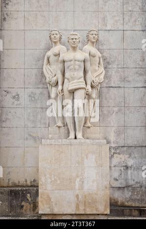 Statue neoclassiche sul lato degli edifici modernisti dell'Università di Coimbra, Portogallo, il 13 ottobre 2023 Foto Stock