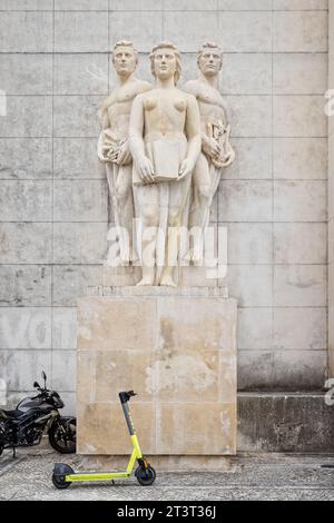 Statue neoclassiche sul lato degli edifici modernisti dell'Università di Coimbra, Portogallo, il 13 ottobre 2023 Foto Stock