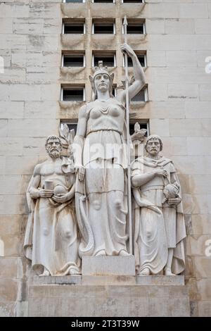 Statue neoclassiche sul lato degli edifici modernisti dell'Università di Coimbra, Portogallo, il 13 ottobre 2023 Foto Stock