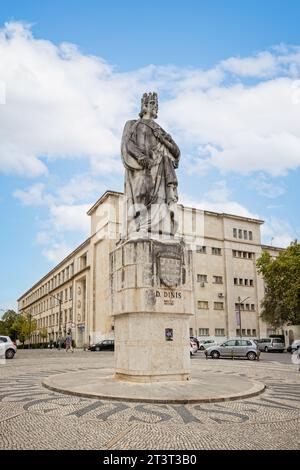 Statua del re portoghese Denis (Dom Dinis) presso l'Università di Coimbra, Portogallo, il 13 ottobre 2023 Foto Stock