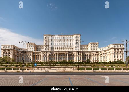 Bucarest, Romania. 29 settembre 2023. Palazzo del Parlamento rumeno, il secondo edificio del governo più grande del mondo, iniziato nel 1984 dal politico comunista Nicolae Ceausecu. (Immagine di credito: © John Wreford/SOPA Images via ZUMA Press Wire) SOLO USO EDITORIALE! Non per USO commerciale! Foto Stock