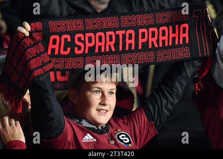 Praga, Repubblica Ceca. 26 ottobre 2023. I tifosi dello Sparta Praha durante il giorno 3 nel gruppo C della UEFA Europa League, il 25 ottobre 2023, a Praga nella Repubblica Ceca. (Immagine di credito: © Slavek Ruta/ZUMA Press Wire) SOLO USO EDITORIALE! Non per USO commerciale! Foto Stock