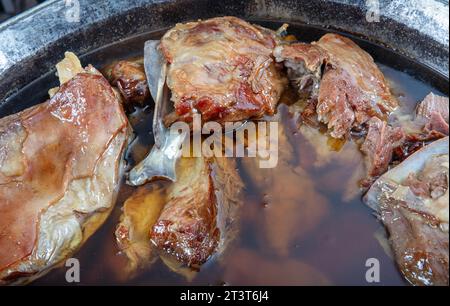 Cucina turca, agnello per arrostire. Costolette di agnello arrosto. Primo piano delle costolette di agnello cotte nell'olio in una pentola. Foto Stock