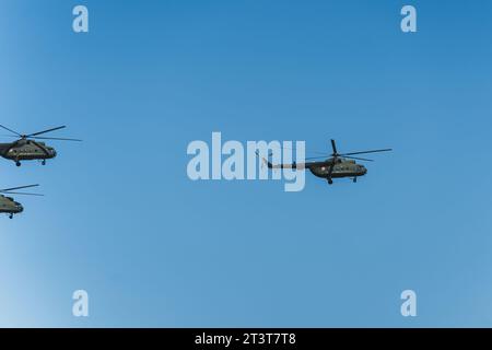 Elicotteri militari che volano in cielo blu brillante che eseguono voli dimostrativi, forze aeree, spazio copia. Elicottero militare Apache in cielo. Foto di alta qualità Foto Stock