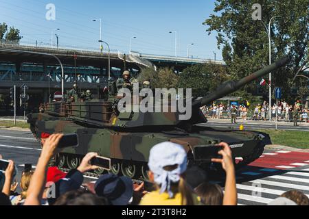 16.08.2023 Varsavia, Polonia. Tank dipinto in verde scuro e marrone che attraversa la strada durante una parata militare tenuta per i patrioti europei. Foto di alta qualità Foto Stock