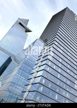 Vista dall'angolo basso di 30 Hudson Yards con piattaforma di osservazione (a sinistra) e 10 Hudson Yards (a destra), New York City, New York, USA Foto Stock