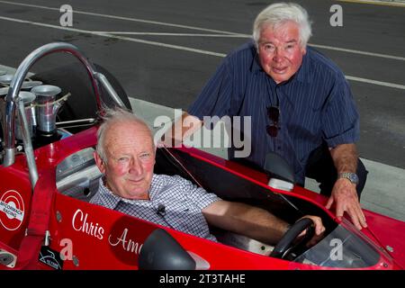 Chris Amon, leggenda neozelandese del Motorsport, se ne andò con il suo capo meccanico Bruce Harre e la Formula 5000 1974 Talon MR1A Foto Stock