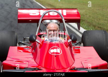 La leggenda neozelandese del Motorsport, Chris Amon, si riprende con la vettura da corsa Talon MR1A di Formula 5000 1974 che guidò nella Tasman Cup 1975 Foto Stock