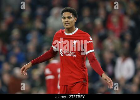 Liverpool, Regno Unito. 26 ottobre 2023. Jarell Quansah di Liverpool guarda. UEFA Europa League gruppo e partita, Liverpool/Tolosa ad Anfield, Liverpool, giovedì 26 ottobre 2023. Questa immagine può essere utilizzata solo per scopi editoriali. Solo per uso editoriale. foto di Chris Stading/Andrew Orchard fotografia sportiva/Alamy Live news Credit: Andrew Orchard Sports Photography/Alamy Live News Foto Stock