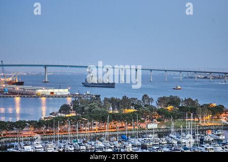 San Diego, California, USA. 20 aprile 2005. Barche da diporto attraccate nella Baia di San Diego e affacciate sull'Embarcadero Marina Park verso una nave della Marina degli Stati Uniti che attraversa sotto il ponte Coronado. (Immagine di credito: © Ian L. Sitren/ZUMA Press Wire) SOLO USO EDITORIALE! Non per USO commerciale! Foto Stock