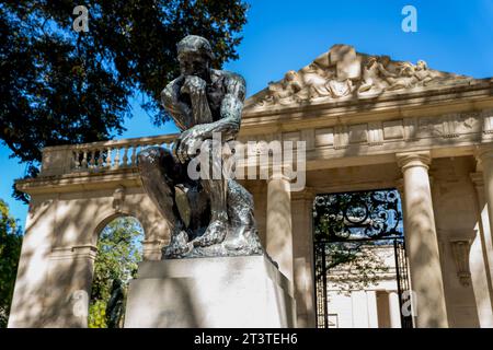 Philadelphia, PA – USA – 13 ottobre 2023 primo piano della vista del Pensatore di bronzo, di fronte al cortile d'ingresso del Rodin Museum, un museo di sculture Foto Stock