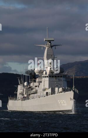 ZR. Van Amstel (F831), una fregata polivalente della classe Karel Doorman, gestita dalla Royal Netherlands Navy (Koninklijke Marine), che sorpassa Greenock al suo arrivo per l'esercitazione Joint Warrior 23-2. Foto Stock