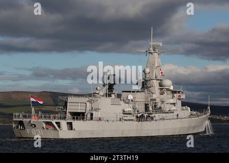 ZR. Van Amstel (F831), una fregata polivalente della classe Karel Doorman, gestita dalla Royal Netherlands Navy (Koninklijke Marine), che sorpassa Greenock al suo arrivo per l'esercitazione Joint Warrior 23-2. Foto Stock