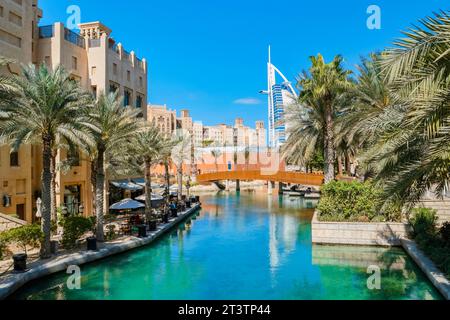 Burj al Arab Saw da Madinat Jumeirah, Dubai Emirati Arabi Uniti. Burj al Arab dietro le torri eoliche del Souk Madinat, Jumeirah, Dubai, Emirati Arabi Uniti, Medio Oriente Foto Stock