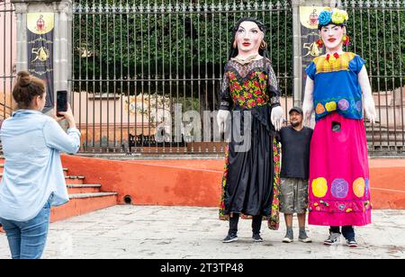26 ottobre 2023, San Miguel de Allende, San Miguel de Allende, Messico: Un uomo posa per una foto con marionette giganti chiamate mojigangas a San Miguel de Allende, Messico, il 26 febbraio 2023. (Immagine di credito: © Ronen Tivony/ZUMA Press Wire) SOLO USO EDITORIALE! Non per USO commerciale! Foto Stock