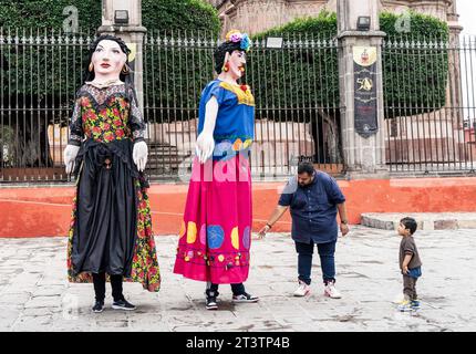 26 ottobre 2023, San Miguel de Allende, San Miguel de Allende, Messico: Un bambino guarda i burattini giganti chiamati mojigangas a San Miguel de Allende, Messico, il 26 febbraio 2023. (Immagine di credito: © Ronen Tivony/ZUMA Press Wire) SOLO USO EDITORIALE! Non per USO commerciale! Foto Stock
