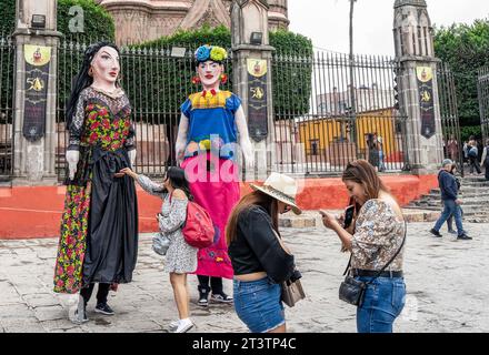 26 ottobre 2023, San Miguel de Allende, San Miguel de Allende, Messico: Persone viste davanti a marionette giganti chiamate mojigangas a San Miguel de Allende, Messico, il 26 febbraio 2023. (Immagine di credito: © Ronen Tivony/ZUMA Press Wire) SOLO USO EDITORIALE! Non per USO commerciale! Foto Stock