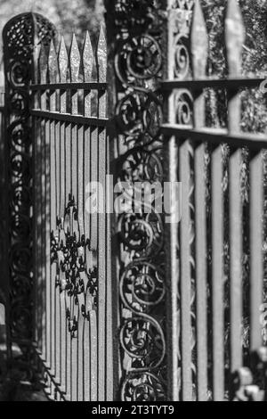 Recinzione metallica esterna rustica ad alta risoluzione in bianco e nero isolata - USA Foto Stock