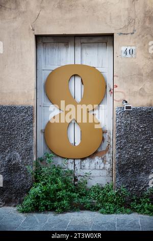 Vecchia porta sul marciapiede, Parma Italia Foto Stock