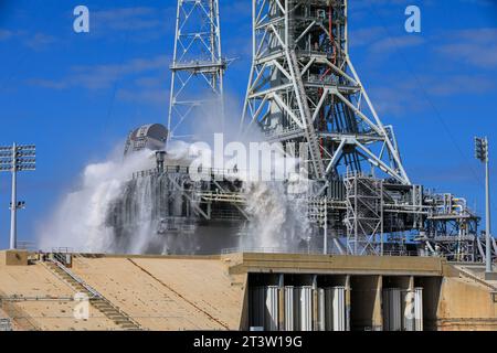 KSC, Florida, USA. 24 ottobre 2023. L'Exploration Ground Systems della NASA conduce un test del flusso d'acqua con il lanciatore mobile presso il Launch Complex 39B del Kennedy Space Center in Florida il 24 ottobre 2023. È il terzo di una serie di test per verificare che il sistema di protezione da sovrapressione e insonorizzazione sia pronto per il lancio della missione Artemis II. Durante il decollo, 400.000 galloni d'acqua correranno sul pad per aiutare a proteggere il razzo SLS (Space Launch System) della NASA, la navicella spaziale Orion, il lanciatore mobile e la piattaforma di lancio da qualsiasi sovrapressione e suono estremo prodotto durante l'accensione e la lif Foto Stock