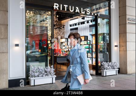 Madrid, Spagna. 16 ottobre 2023. Una passeggiata pedonale davanti al negozio olandese di cosmetici Rituals in Spagna. Credito: SOPA Images Limited/Alamy Live News Foto Stock