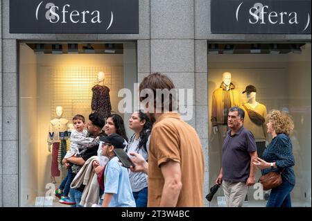 Madrid, Spagna. 17 settembre 2023. I pedoni camminano davanti alla fabbrica di abbigliamento spagnola e al marchio sfera in Spagna. Credito: SOPA Images Limited/Alamy Live News Foto Stock