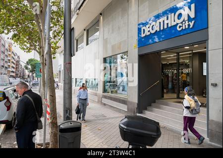 Madrid, Spagna. 16 ottobre 2023. I pedoni camminano davanti al negozio francese di articoli sportivi Decathlon in Spagna. Credito: SOPA Images Limited/Alamy Live News Foto Stock