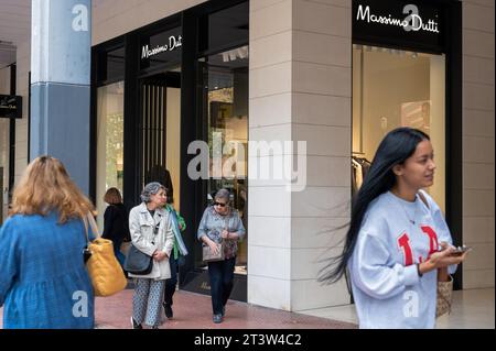 Madrid, Spagna. 16 ottobre 2023. I pedoni camminano davanti al negozio di abbigliamento spagnolo massimo Dutti in Spagna. Credito: SOPA Images Limited/Alamy Live News Foto Stock