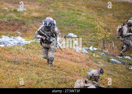 Bardufoss, Norvegia. 22 settembre 2023. Un berretto verde con il 10th Special Forces Group (Airborne) dell'esercito statunitense si muove per proteggere l'area e iniziare a cercare due piloti feriti durante uno scenario di addestramento per il recupero del personale come parte dell'esercitazione Serpent 23-2 vicino a Bardufoss, Norvegia. Credito: U.S. Army/ZUMA Press Wire/ZUMAPRESS.com/Alamy Live News Foto Stock