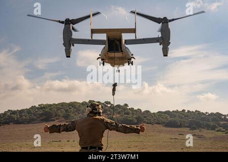 5 ottobre 2023 - Sierra del Retin, Spagna - Un Marine degli Stati Uniti con squadra combinata anti-armatura Rossa, Weapons Company, Battalion Landing Team 1/6, 26th Marine Expeditionary Unit (Special Operations Capable) (MEU(SOC)) dà il segnale ai Marines di iniziare a correre velocemente fuori da un MV-22 Osprey al campo di addestramento Sierra del Retin, 6 ottobre 2023. La nave anfibia da trasporto classe San Antonio USS Mesa Verde, assegnata al Bataan Amphibious Ready Group e imbarcata sulla 26th Marine Expeditionary Unit (Special Operations Capable) (MEU(SOC)), sotto il comando e il controllo della Task Force 61/2, è a bordo di un sche Foto Stock