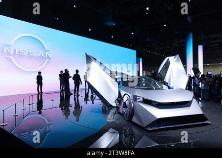 Tokyo, Giappone. 25 ottobre 2023. Concept car Nissan Hyper Force al Japan Mobility Show 2023 di Tokyo Big Sight. Il Japan Mobility Show 2023 è il più grande evento fieristico del Giappone. Si tiene dal 28 ottobre al 5 novembre 2023. Il 25 e 26 ottobre, la stampa internazionale ha ricevuto l'accesso per dare uno sguardo ai nuovi concetti e visioni di auto per il futuro della mobilità in Giappone e nel mondo. Credito: SOPA Images Limited/Alamy Live News Foto Stock