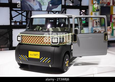 Tokyo, Giappone. 25 ottobre 2023. Daihatsu me Mo in mostra al Japan Mobility Show 2023 a Tokyo Big Sight. Il Japan Mobility Show 2023 è il più grande evento fieristico del Giappone. Si tiene dal 28 ottobre al 5 novembre 2023. Il 25 e 26 ottobre, la stampa internazionale ha ricevuto l'accesso per dare uno sguardo ai nuovi concetti e visioni di auto per il futuro della mobilità in Giappone e nel mondo. Credito: SOPA Images Limited/Alamy Live News Foto Stock