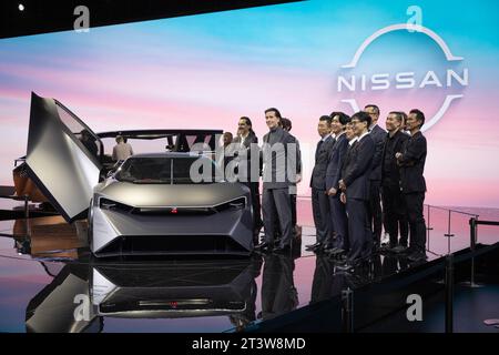 Tokyo, Giappone. 25 ottobre 2023. Lo chef designer di Nissan, Alfonso Albaisa, insieme al suo team, si trova di fronte alla concept car Nissan Hyper Force al Japan Mobility Show 2023 di Tokyo Big Sight. Il Japan Mobility Show 2023 è il più grande evento fieristico del Giappone. Si tiene dal 28 ottobre al 5 novembre 2023. Il 25 e 26 ottobre, la stampa internazionale ha ricevuto l'accesso per dare uno sguardo ai nuovi concetti e visioni di auto per il futuro della mobilità in Giappone e nel mondo. Credito: SOPA Images Limited/Alamy Live News Foto Stock