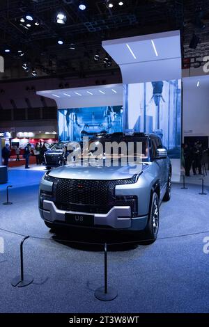 Tokyo, Giappone. 25 ottobre 2023. BYD U8 in mostra al Japan Mobility Show 2023 di Tokyo Big Sight. Il Japan Mobility Show 2023 è il più grande evento fieristico del Giappone. Si tiene dal 28 ottobre al 5 novembre 2023. Il 25 e 26 ottobre, la stampa internazionale ha ricevuto l'accesso per dare uno sguardo ai nuovi concetti e visioni di auto per il futuro della mobilità in Giappone e nel mondo. (Foto di Stanislav Kogiku/SOPA Images/Sipa USA) credito: SIPA USA/Alamy Live News Foto Stock