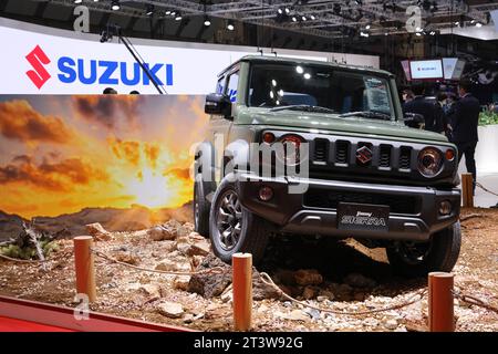 Tokyo, Giappone. 25 ottobre 2023. Suzuki Jimny Sierra al Japan Mobility Show 2023 a Tokyo Big Sight. Il Japan Mobility Show 2023 è il più grande evento fieristico del Giappone. Si tiene dal 28 ottobre al 5 novembre 2023. Il 25 e 26 ottobre, la stampa internazionale ha ricevuto l'accesso per dare uno sguardo ai nuovi concetti e visioni di auto per il futuro della mobilità in Giappone e nel mondo. (Foto di Stanislav Kogiku/SOPA Images/Sipa USA) credito: SIPA USA/Alamy Live News Foto Stock