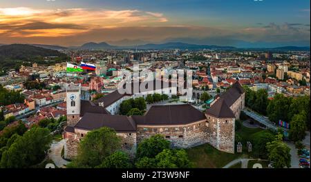 Lubiana, Slovenia - Vista panoramica aerea del castello di Lubiana in un pomeriggio d'estate con la chiesa francescana dell'Annunciazione e la cattedrale di Lubiana Foto Stock