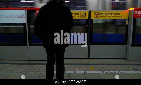 I passeggeri aspettano che il treno si fermi alla stazione della metropolitana di Guandu. Taipei MRT. Foto Stock