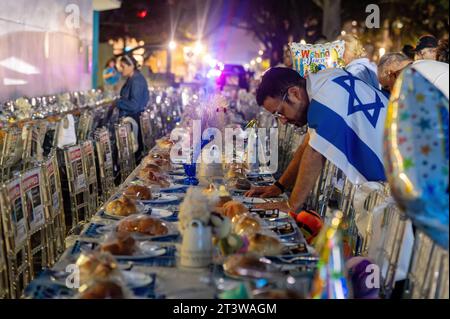 Holywood, Florida, USA. 26 ottobre 2023. Loving Moms, un gruppo di madri del sud della Florida, guidano una veglia a Hollywood, in Florida, giovedì sera, chiedendo il rilascio di oltre 200 bambini, donne, uomini e anziani, presi in ostaggio da Hamas durante il massacro del 7 ottobre nel sud di Israele. La veglia ha riunito i sostenitori della comunità ebraica e israeliana che hanno condiviso le loro storie di perdita e dolore a causa del massacro di Hamas del 7 ottobre. (Immagine di credito: © Orit Ben-Ezzer/ZUMA Press Wire) SOLO USO EDITORIALE! Non per USO commerciale! Foto Stock