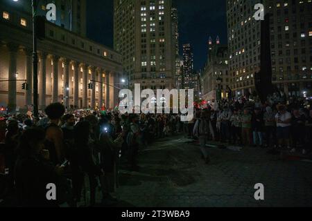 New York, USA. 26 ottobre 2023. I sostenitori del popolo palestinese si riuniscono alla Borsa di New York e marciano attraverso Lower Manhattan per protestare contro i produttori americani di armi e le banche che investono in loro approfittando degli attacchi dello Stato di Israele a Gaza, e per chiedere un cessate il fuoco, il 26 ottobre 2023. (Foto di Matthew Rodier/Sipa USA) credito: SIPA USA/Alamy Live News Foto Stock